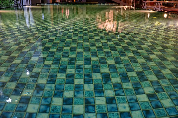 Quelle technologie de robot-tondeuse choisir pour un jardin complexe avec des zones en pente?